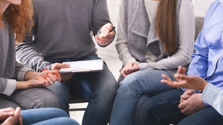 What kind of support does a Jewish recovery center provide during recovery